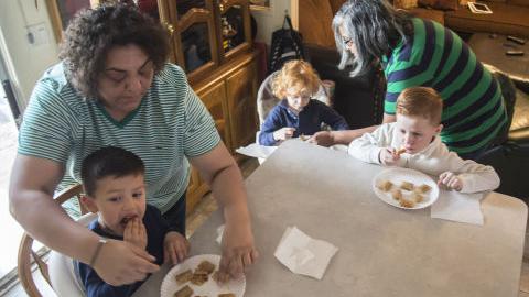 Las premian a nivel nacional por adopción de niños